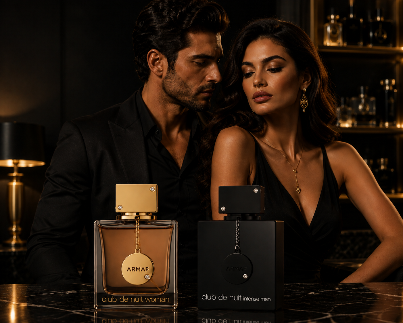 Casal elegante em traje de noite com frascos de perfume árabe Armaf sobre mármore negro